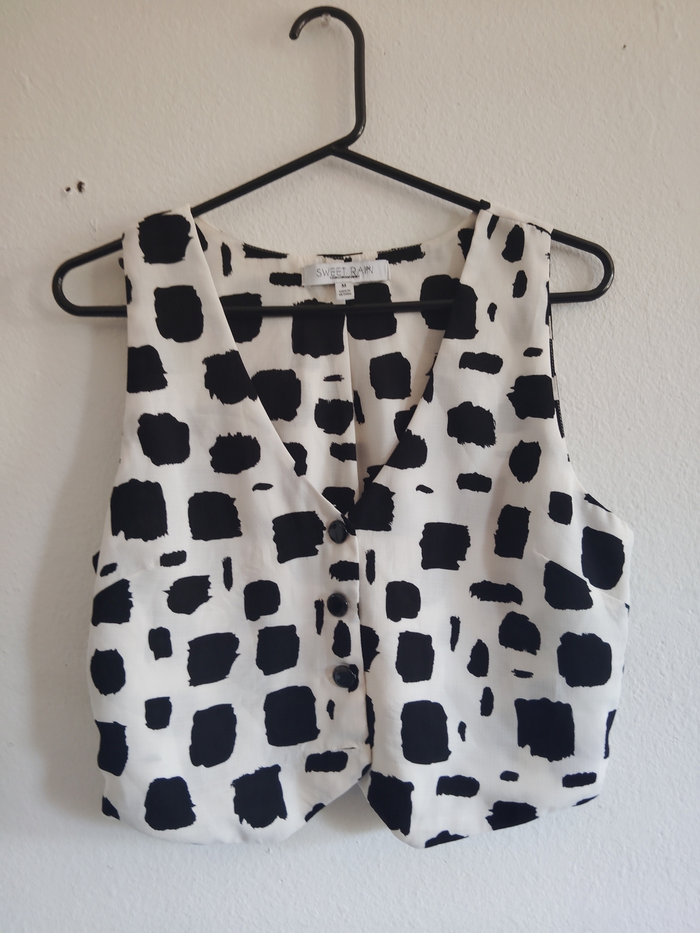 Sweet Rain Black & White Cow Print Sleeveless Button Up V-Neck Blouse